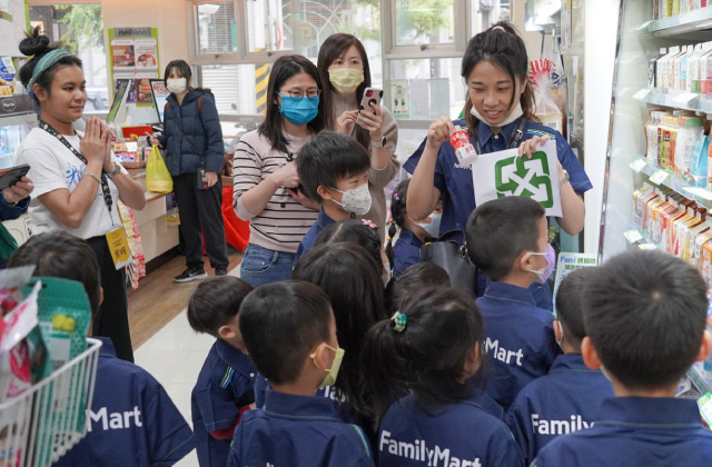 小朋友在全家小小店長愛地球活動中透過遊戲互動學習愛地球知識