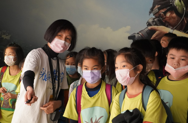 小朋友在齊柏林空間環境教育基地營中討論環境議題並使用教材進行學習