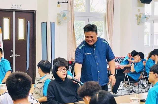 黃志文店長走入校園，與青少年分享自身的逆風故事