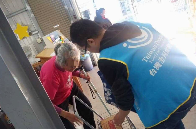 小朋友在齊柏林空間環境教育基地營中討論環境議題並使用教材進行學習