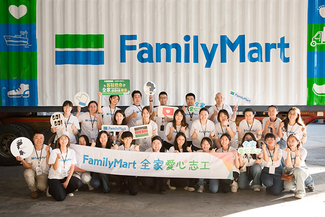 全家日前發起企業志工行動，至舊鞋救命協會伯利恆新倉進行舊鞋分類